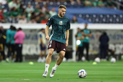 Santiago Giménez, durante un calentamiento de la selección mexicana.
