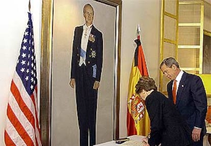 Laura Bush firma el libro de pésames en la Embajada de España en Washington, en presencia del presidente de EE UU.