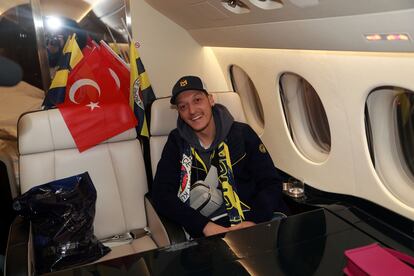 Özil, en el vuelo privado de Londres a Estambul. / REUTERS