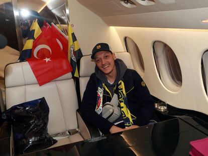 Özil, en el vuelo privado de Londres a Estambul. / REUTERS