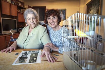 Carmen Abellán en su casa con Remei Raga, impulsora del proyecto.