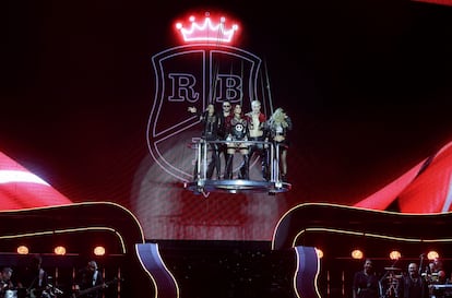El concierto inció con una hora de retraso, aunque esto poco importó a los asistentes, que ya habían esperado 15 años para volver a ver a RBD en los escenarios. En la imagen, los integrantes de RBD durante uno de los primeros momentos del concierto. 