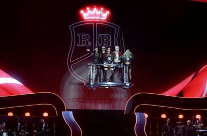 El concierto inció con una hora de retraso, aunque esto poco importó a los asistentes, que ya habían esperado 15 años para volver a ver a RBD en los escenarios. En la imagen, los integrantes de RBD durante uno de los primeros momentos del concierto.