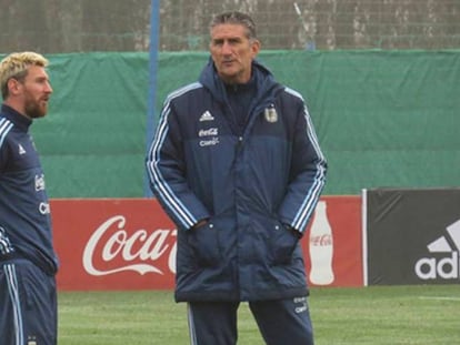 Messi conversa com Bauza em treino da Argentina.