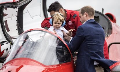 El príncipe Guillermo metió a su hijo en uno de los aviones junto a un piloto.