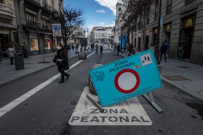 Señal de prohibido el paso en la calle Mayor el viernes pasado. 