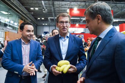 El presidente del Partido Popular, Alberto Núñez Feijóo (centro), sostiene unos plátanos a su llegada a la visita a la Feria Internacional de Frutas y Verduras, ‘Fruit Attraction 2023’, este martes en Ifema (Madrid).