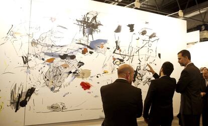El Rey Felipe, durante la inauguración hoy de la 34 edición de la Feria Internacional de Arte Contemporáneo (ARCO), en la que participan 218 galerías, el 70 % de ellas extranjeras, con una notable presencia de las procedentes de América Latina.