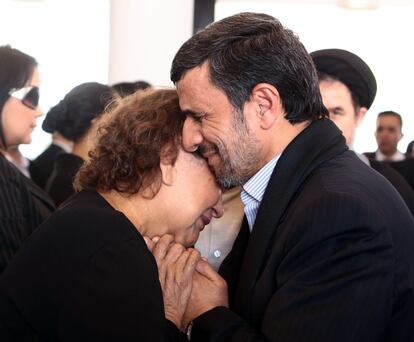 El presidente iraní Mahmud Ahmadineyad consuela a la madre de Hugo Chávez durante el funeral de Estado del presidente venezolano.