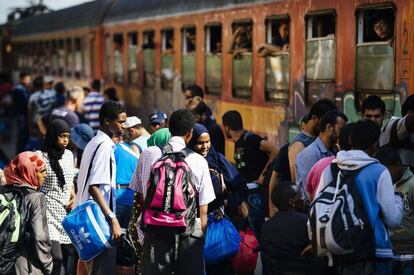 Cientos de inmigrantes intentan coger un tren en la estación macedonia de Gevgelija rumbo a Serbia para intentar llegar a la UE a través de Hungría, país que está construyendo una verja en su frontera para evitar la entrada de sin papeles.