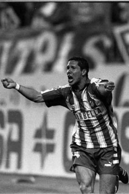 Simeone celebra su gol ante el Deportivo de la Coruña, durante el año del doblete.