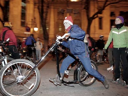 Un ciclista durante el paseo organizado en Madrid por Bici Crítica para reivindicar su uso a diario.