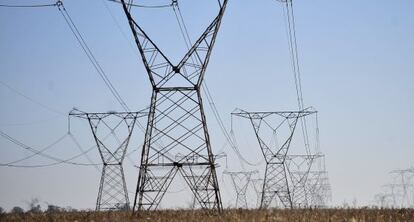 Linhas de transmissão energética.