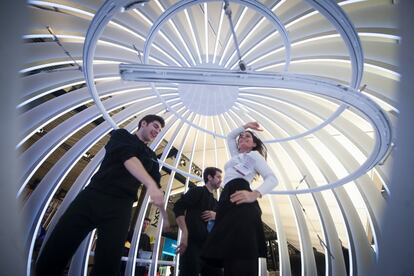 Tres personas bailan como parte de una performance durante el primer díad el MWC.