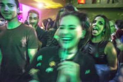 Bailando en la discoteca Porto Tónico, en la calle de Cândido dos Reis, en Oporto.