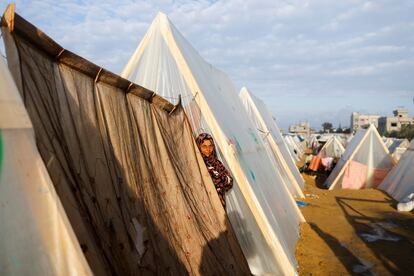 Una mujer desplazada permanece entre las tiendas de campaña de un campamento para refugiados en Rafah, este viernes. 
