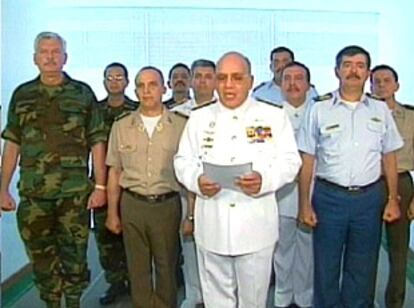 El almirante Héctor Ramírez lee el manifiesto de los 10 militares que han encabezado el pronunciamiento.