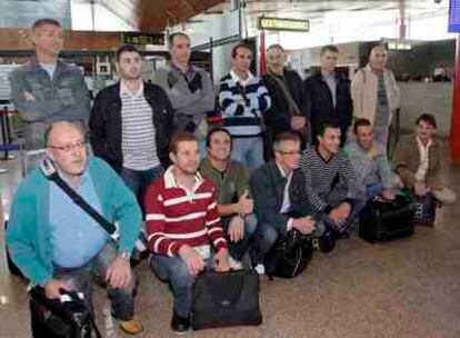 Marineros gallegos en el aeropuerto de Vigo antes de partir hacia Seychelles