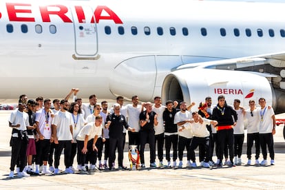 Los jugadores de la selección española de fútbol, el seleccionador, Luis de la Fuente, y el presidente de la RFEF, posan a pie de avión nada más llegar a Barajas.