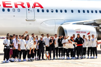 Los jugadores de la seleccin espa?ola de ftbol, el seleccionador, Luis de la Fuente, y el presidente de la RFEF, posan a pie de avin nada ms llegar a Barajas.