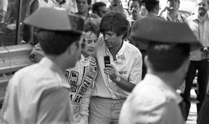 El ganador, el piloto de Ferrari Gilles Villeneuve, es llevado por un periodista en volandas, en presencia de dos agentes de la Guardia Civil, al finalizar la carrera. De complexión menuda, perdió cuatro kilos de peso durante la competición.