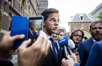 El primer ministro holand&eacute;s, Mark Rutte, comparte con los medios de comunicaci&oacute;n su reacci&oacute;n ante el resultado del refer&eacute;ndum.