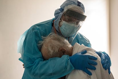 Un médico abraza a un paciente en la unidad de cuidados intensivos de covid-19 en el United Memorial Medical Center en Texas, Estados Unidos.