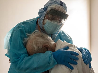 Un médico abraza a un paciente en la unidad de cuidados intensivos de covid-19 en el United Memorial Medical Center en Texas, Estados Unidos.