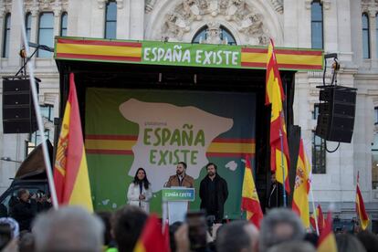 (I-D) la presidenta de Vox Madrid, Rocio Monasterio, el presidente de Vox, Santiago Abascal, y el portavoz de Vox en el Congreso, Iván Espinosa de los Monteros, durante una concentración convocada por su partido e impulsada por la plataforma 'España Exist. La presidenta de Vox Madrid, Rocio Monasterio, el presidente de Vox, Santiago Abascal, y el portavoz de Vox en el Congreso, Iván Espinosa de los Monteros