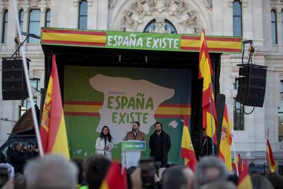 (I-D) la presidenta de Vox Madrid, Rocio Monasterio, el presidente de Vox, Santiago Abascal, y el portavoz de Vox en el Congreso, Iván Espinosa de los Monteros, durante una concentración convocada por su partido e impulsada por la plataforma 'España Exist. La presidenta de Vox Madrid, Rocio Monasterio, el presidente de Vox, Santiago Abascal, y el portavoz de Vox en el Congreso, Iván Espinosa de los Monteros