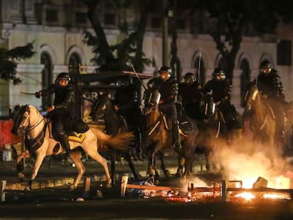 La policía durante los disturbios en Río de Janeiro.