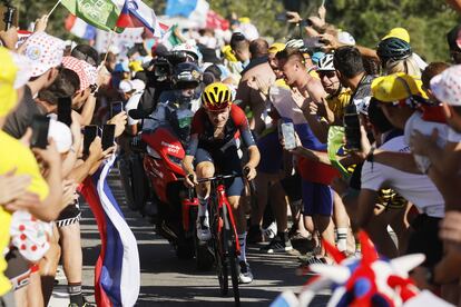 Thomas Pidcock durante la ascensión al Alpe d’Huez en la 12ª etapa del Tour de Francia este jueves.