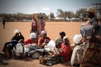 Varias mujeres, con los elementos que acaban de recibir por parte de las agencias presentes en el campo, como el Programa Mundial de Alimentos (PMA). Los habitantes de este campo que no consiguen ser realojados en otros países (es decir, la gran mayoría) dependen casi exclusivamente de la asistencia humanitaria. El Gobierno de Malawi, abierto a la acogida pese a los graves problemas que afronta el país, no permite que los refugiados salgan del campo ni obtengan un empleo. Esto deja a muchos sin posibilidades de subsistir o generar sus propios ingresos. Algunos, como el somalí de 35 años Raheem, llevan aquí desde 1996 y ya no recuerdan cómo era fuera del campo. "Intento hacer cosas por mí mismo que me den algo de comer", cuenta el padre de una hija que nació hace dos años en Dzaleka. "No puedes estar siempre dependiendo de Acnur o de quien sea".