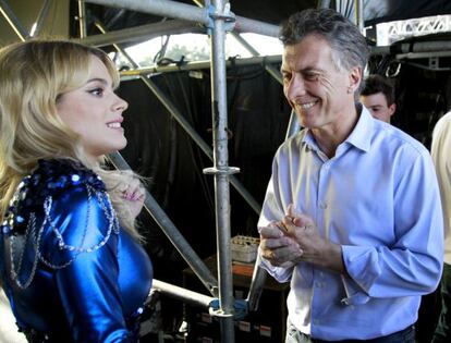 La actriz y cantante Martina Stoessel, más conocida como Violetta, y al alcalde de Buenos Aires, Mauricio Macri, durante un recital gratuito en el barrio de Palermo de Buenos Aires (Argentina).