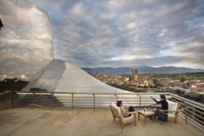 Una terraza del hotel Marqués de Riscal, en Elciego (Álava).
