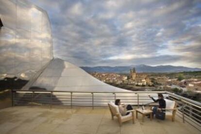 Una terraza del hotel Marqués de Riscal, en Elciego (Álava).