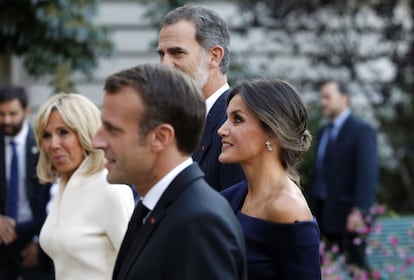 Una hora antes de la llegada de los Reyes al Grand Palais el público tuvo que abandonar la sala de exposiciones, lo que provocó protestas de parte de los asistentes.