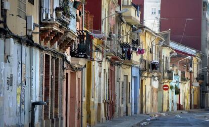 La calle de los Ángeles, una de las más degradadas del barrio del Cabanyal. 