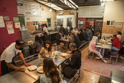 Los clientes de la fonda comparten las mesas para desayunar, como se hizo siempre, desde que abrió el local. 