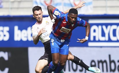 Diop ante Ferreyra, en el Eibar-Espanyol.