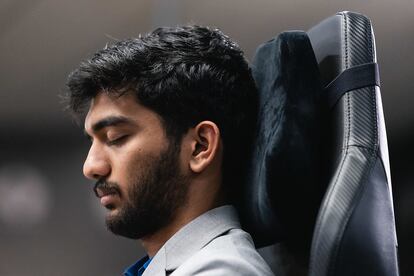 Gukesh, poco después de su error en la 5ª partida