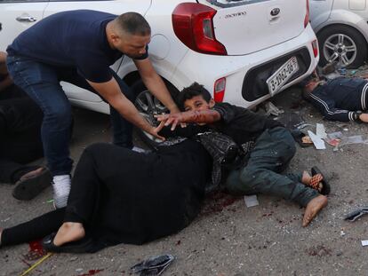 Varios muertos y heridos tras el ataque a la entrada del hospital Al-Shifa en Ciudad de Gaza este viernes.