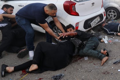 Varios muertos y heridos tras el ataque a la entrada del hospital Al-Shifa en Ciudad de Gaza este viernes.