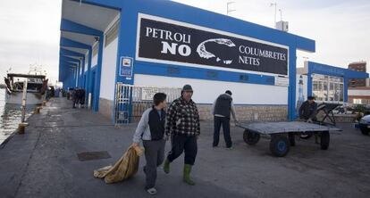 Banderolas y pancartas en contra de las prospecciones petrolíferas en el puerto de Castellón.