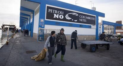 Banderolas y pancartas en contra de las prospecciones petrol&iacute;feras en el puerto de Castell&oacute;n. 