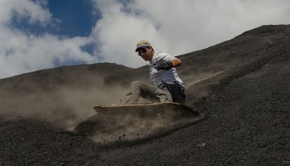 Un hombre hace sandboarding en el Cerro Negro en Nicaragua.