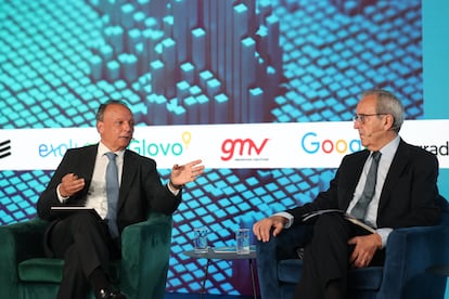 Salvador Navarro, presidente de la Confederación Empresarial de la Comunitat Valenciana (CEV) y vicepresidente de la CEOE, y Francisco Pérez, director de Investigación del Ivie y catedrático emérito de la UV, durante el Foro CREO 2025.