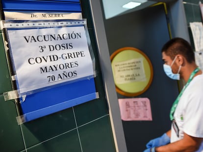 Un enfermero entra en una sala donde se administran vacunas contra la gripe y terceras dosis de la vacuna contra la covid en Valencia.