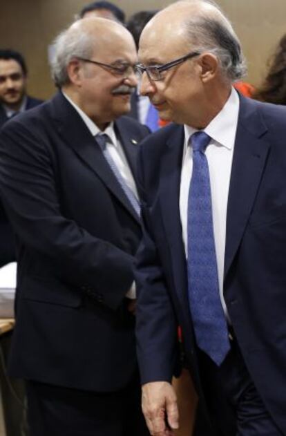 El ministro Montoro saluda al consejero de Cataluña.