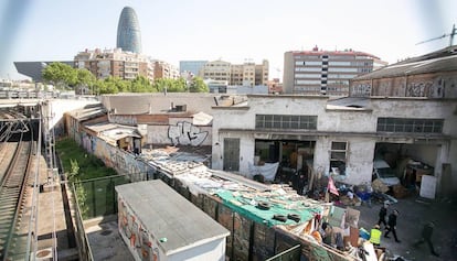 La Guàrdia Urbana ha desallotjat aquest matí un assentament de barraques i magatzems de ferralla al carrer de Pamplona de Barcelona.